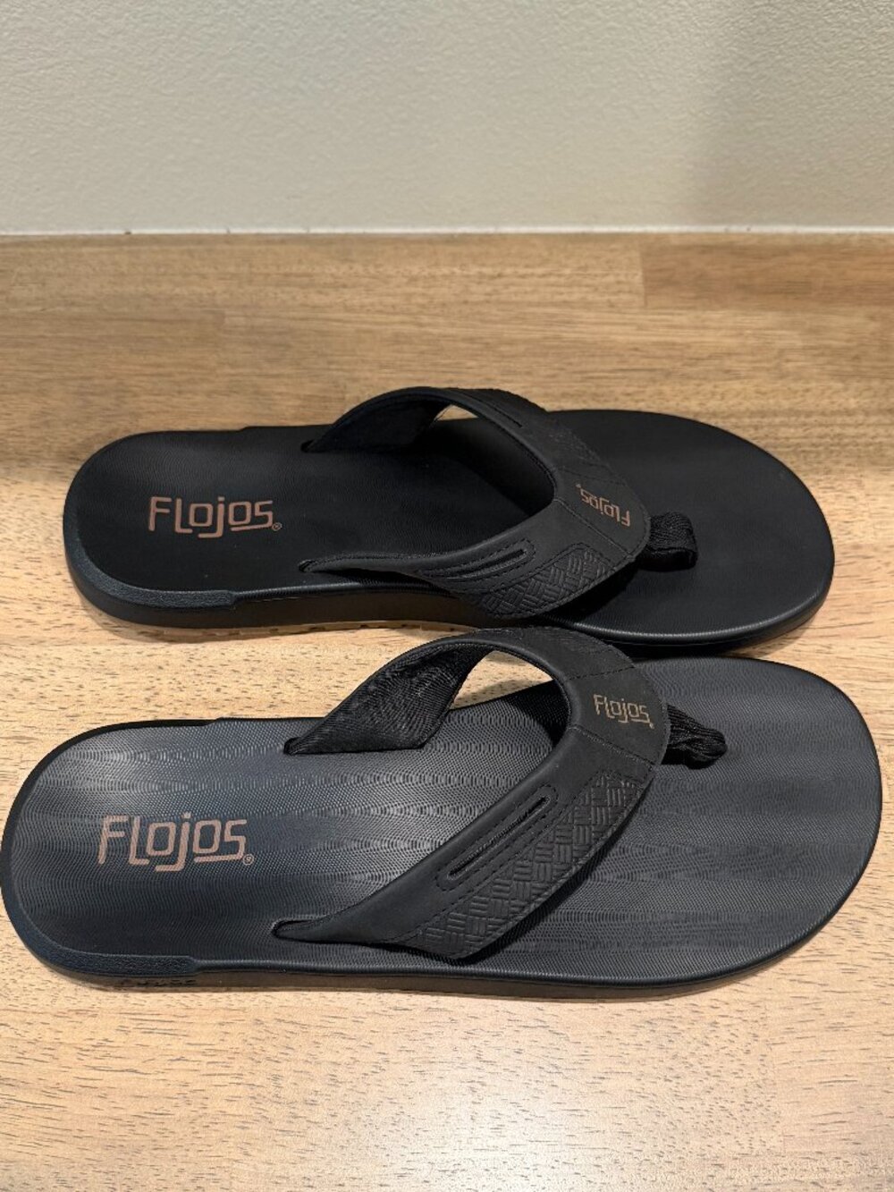 Flojos Men's Flip Flops Sandals Black Brown Size 10 Like New - Picture 3 of 5